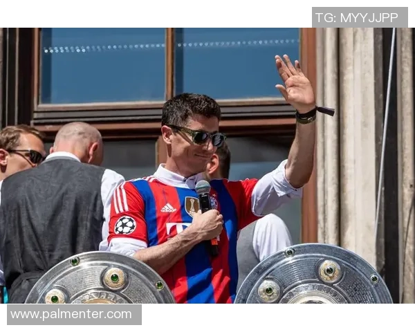 莱万重返安联球场遭拜仁球迷嘘声四起引发忘恩负义争议