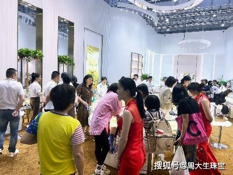 亿电竞：周大生珠宝闪耀亮相2024中国国际消费品博览会(图3)